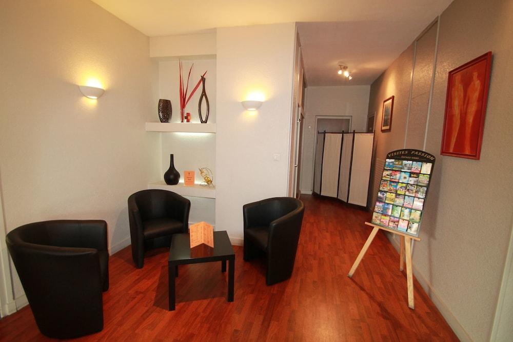 Adonis Lyon Est Hotel Artys Saint-Priest-en-Jarez Exterior foto