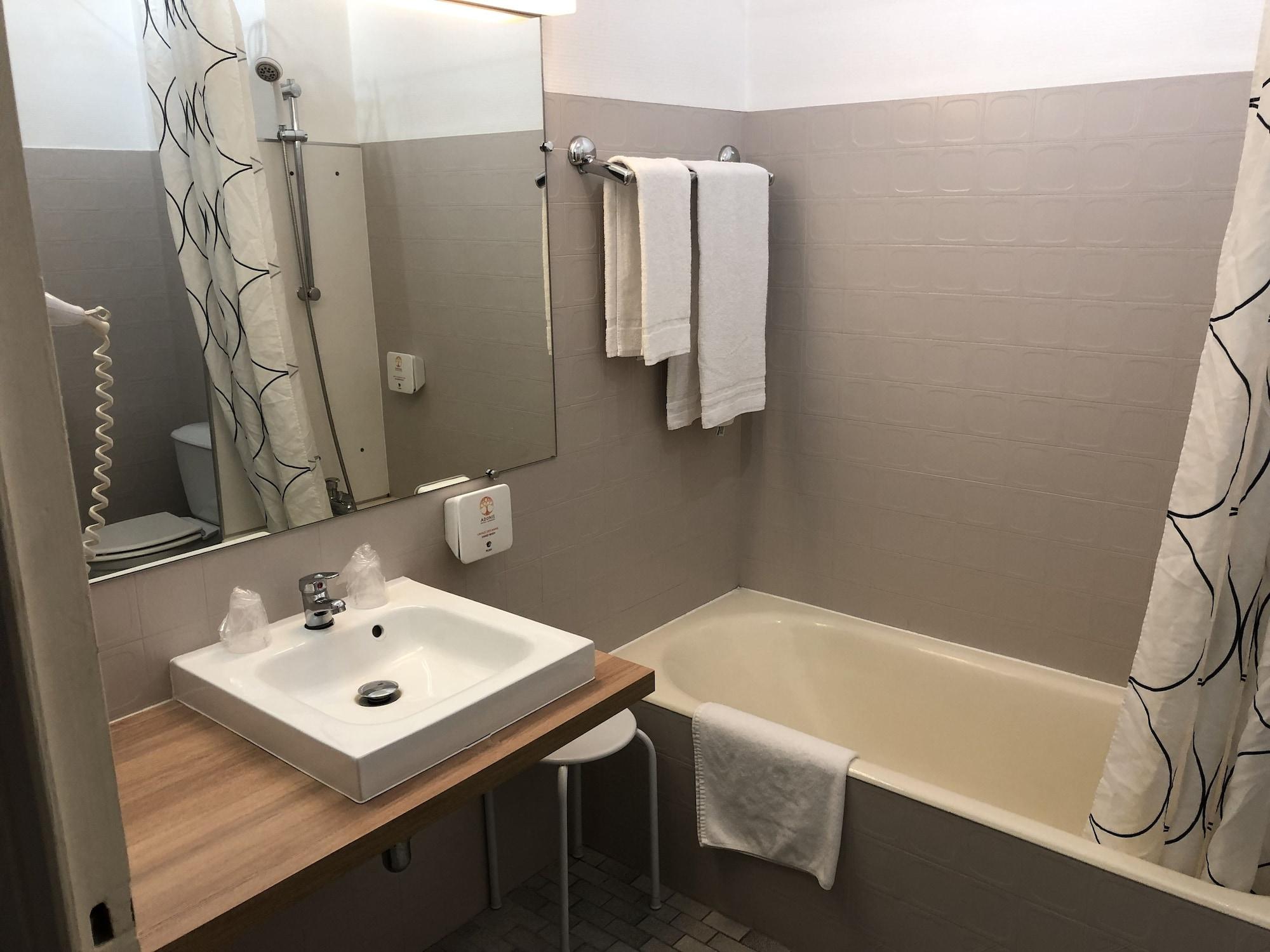 Adonis Lyon Est Hotel Artys Saint-Priest-en-Jarez Exterior foto