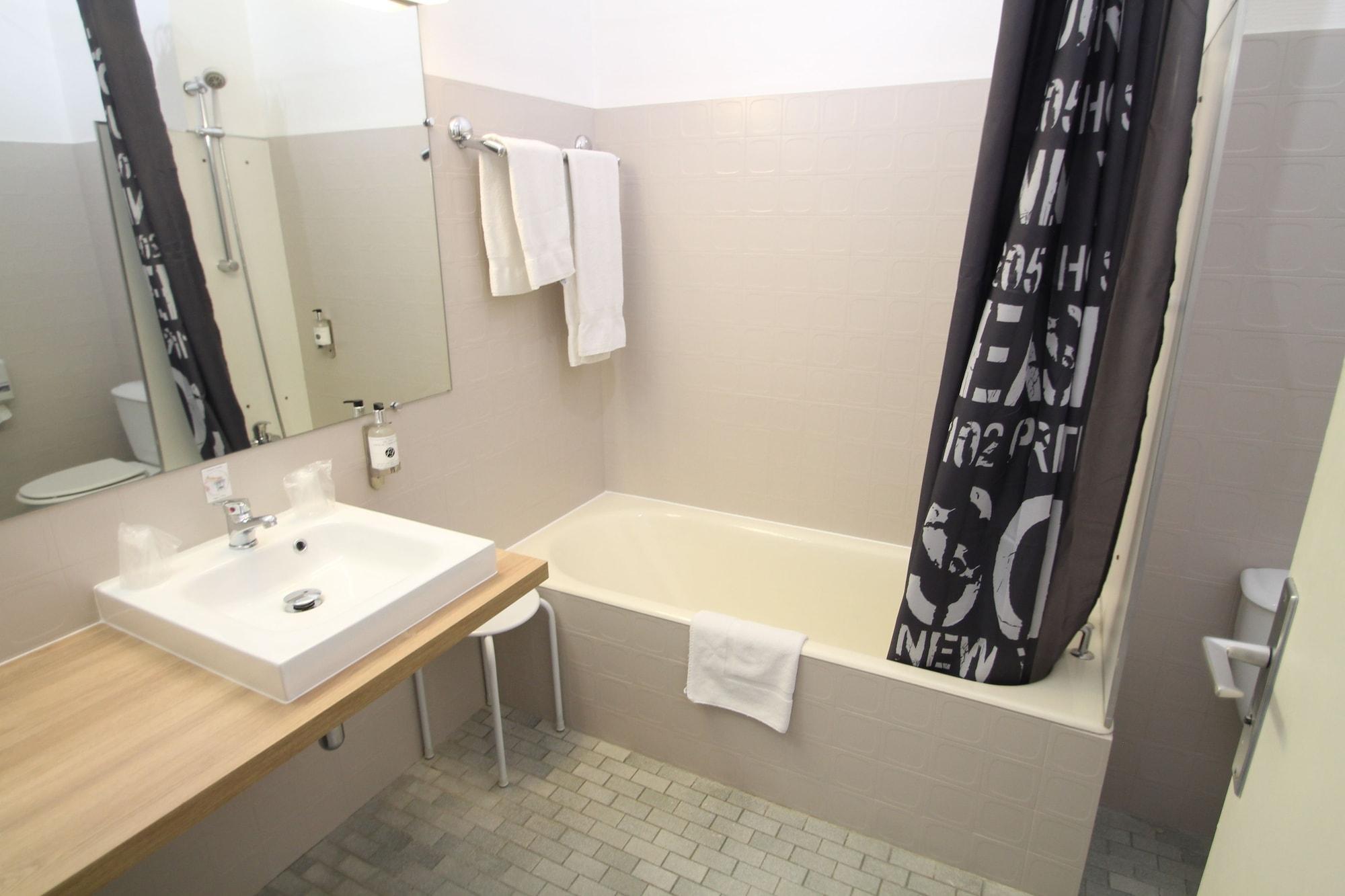 Adonis Lyon Est Hotel Artys Saint-Priest-en-Jarez Exterior foto