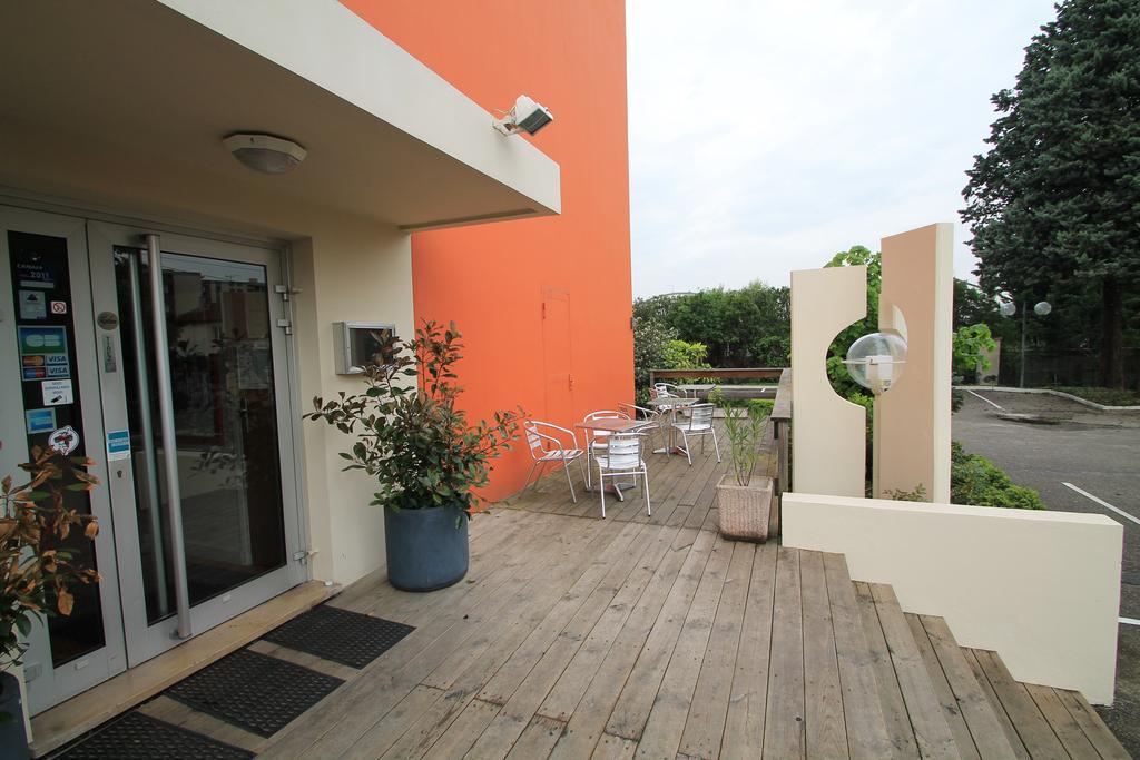 Adonis Lyon Est Hotel Artys Saint-Priest-en-Jarez Exterior foto