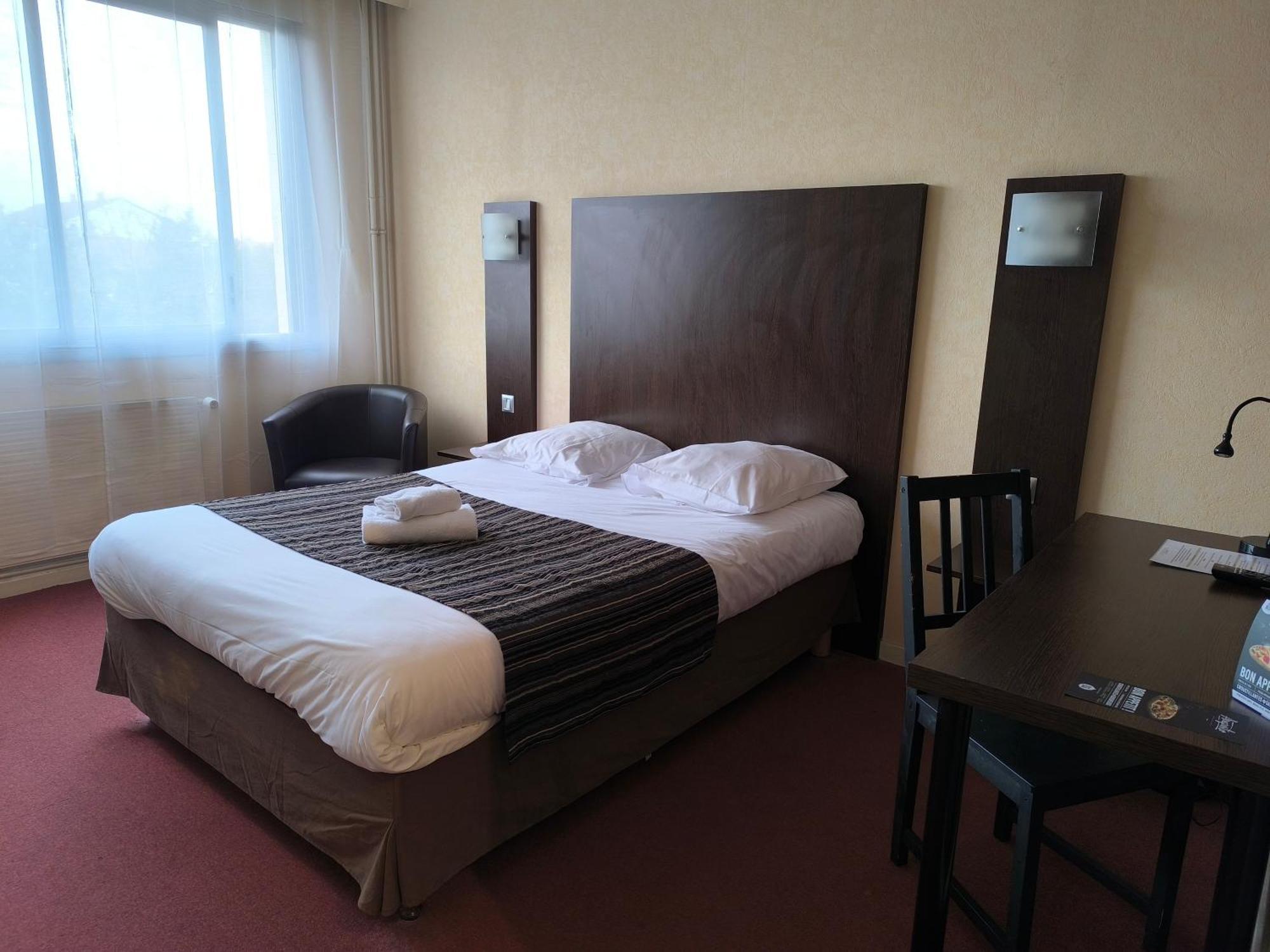 Adonis Lyon Est Hotel Artys Saint-Priest-en-Jarez Exterior foto