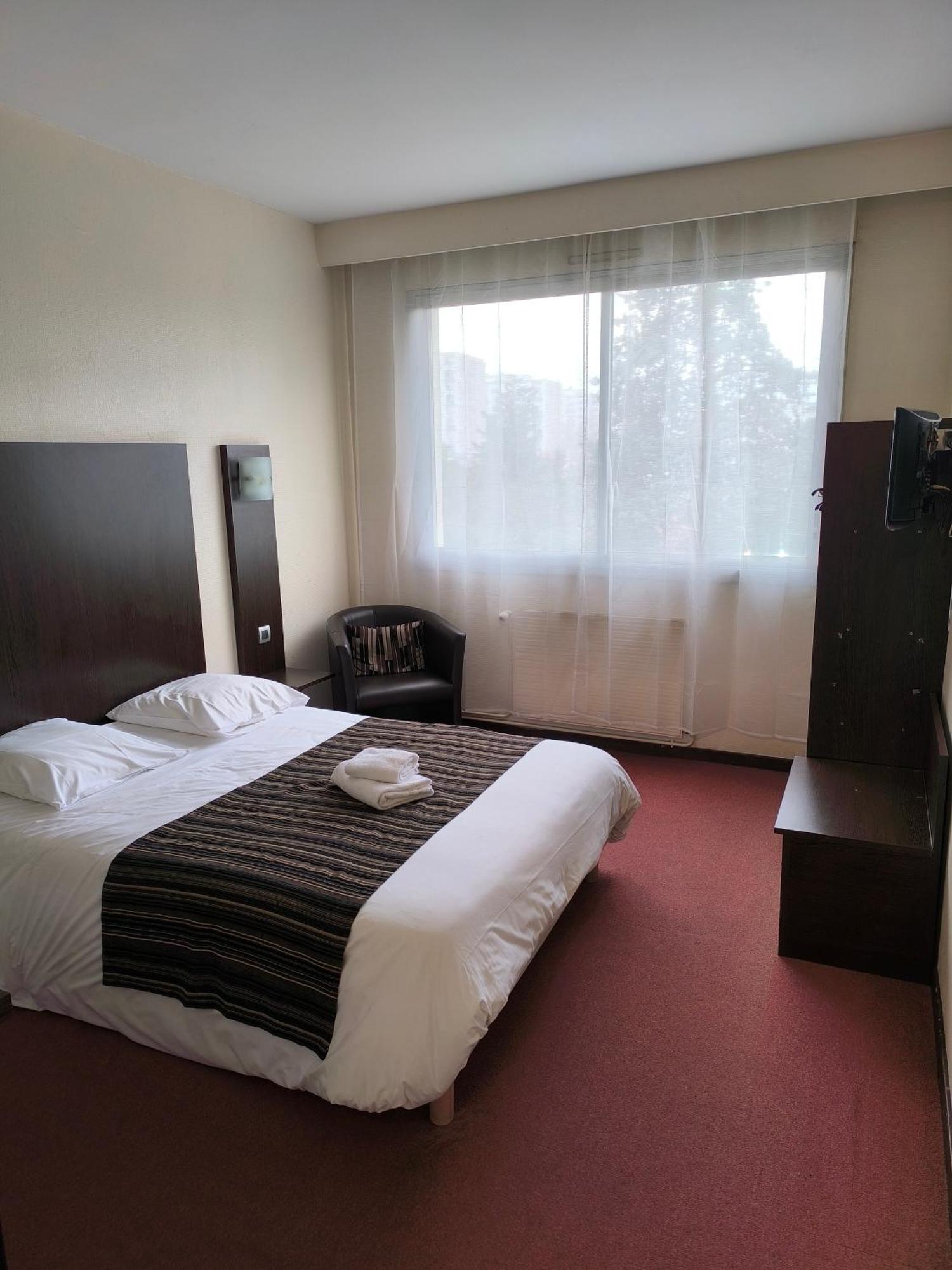 Adonis Lyon Est Hotel Artys Saint-Priest-en-Jarez Exterior foto
