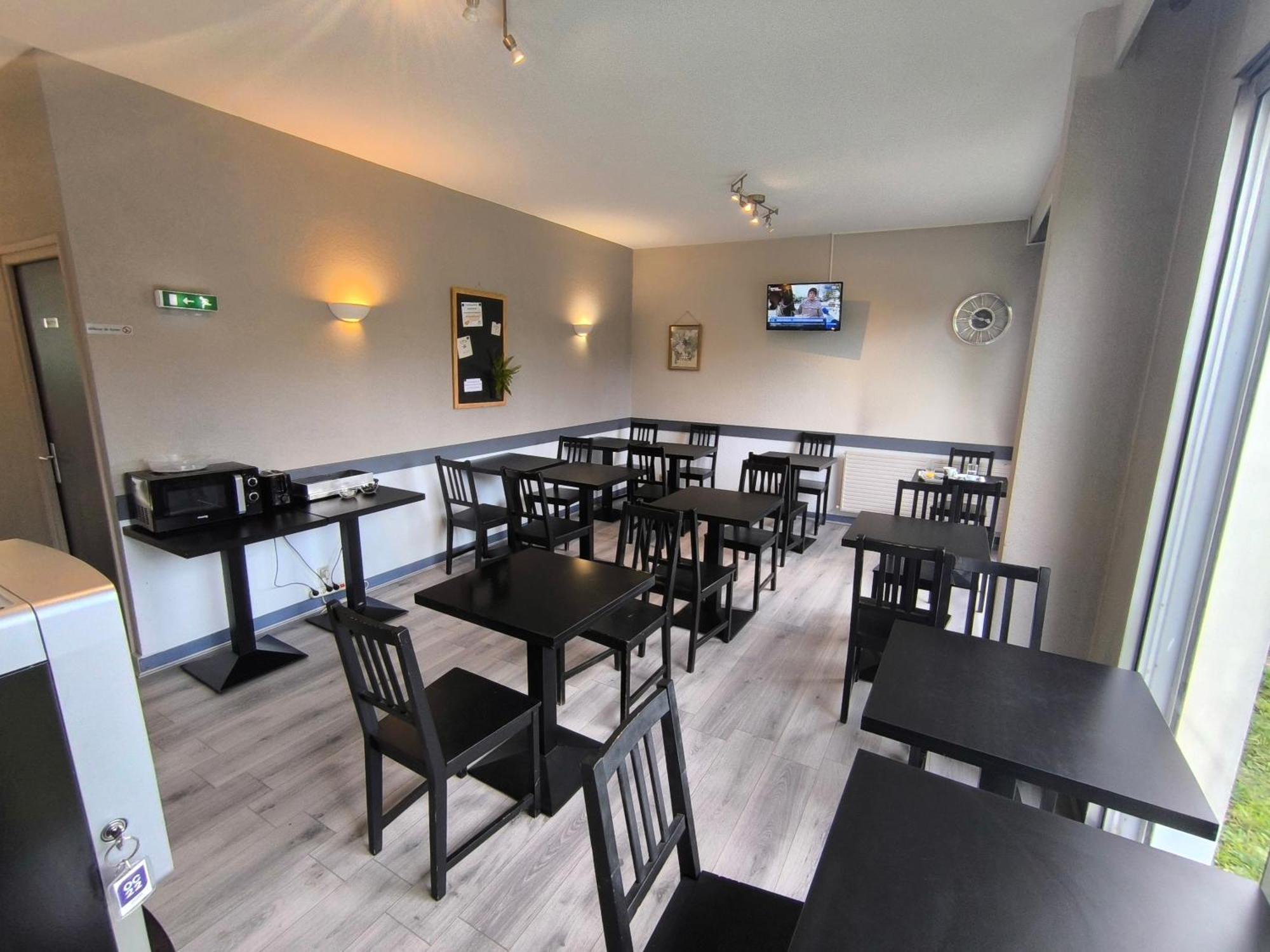 Adonis Lyon Est Hotel Artys Saint-Priest-en-Jarez Exterior foto