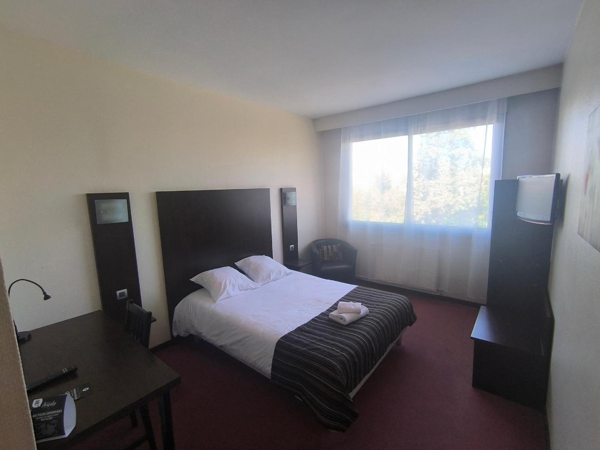 Adonis Lyon Est Hotel Artys Saint-Priest-en-Jarez Exterior foto