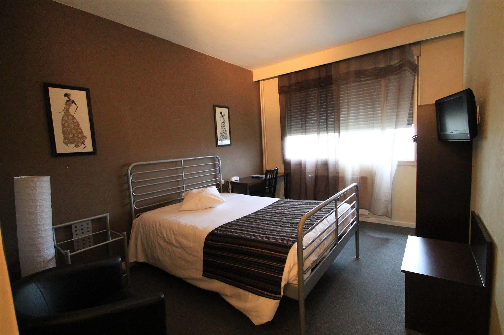 Adonis Lyon Est Hotel Artys Saint-Priest-en-Jarez Exterior foto