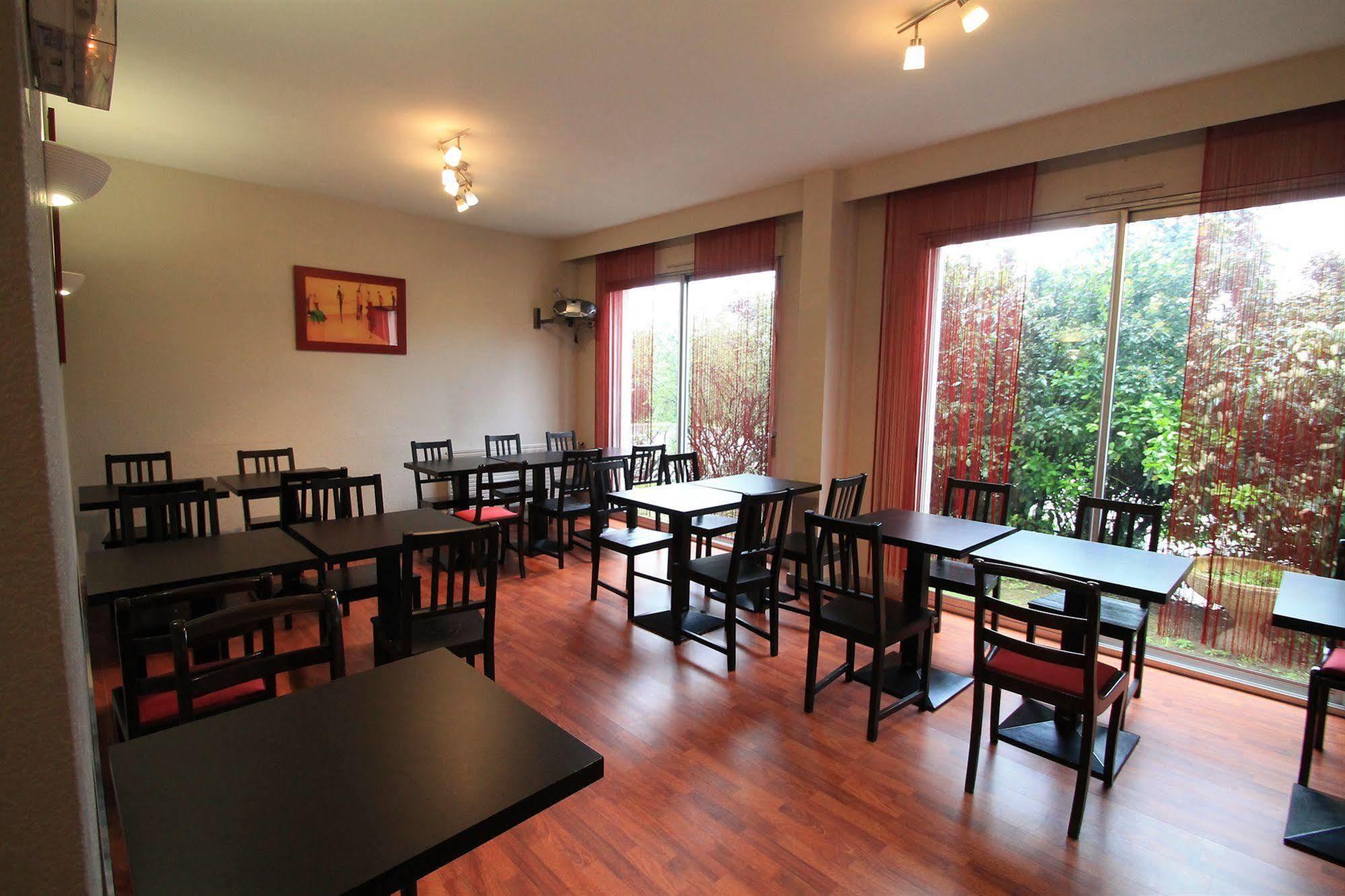 Adonis Lyon Est Hotel Artys Saint-Priest-en-Jarez Exterior foto