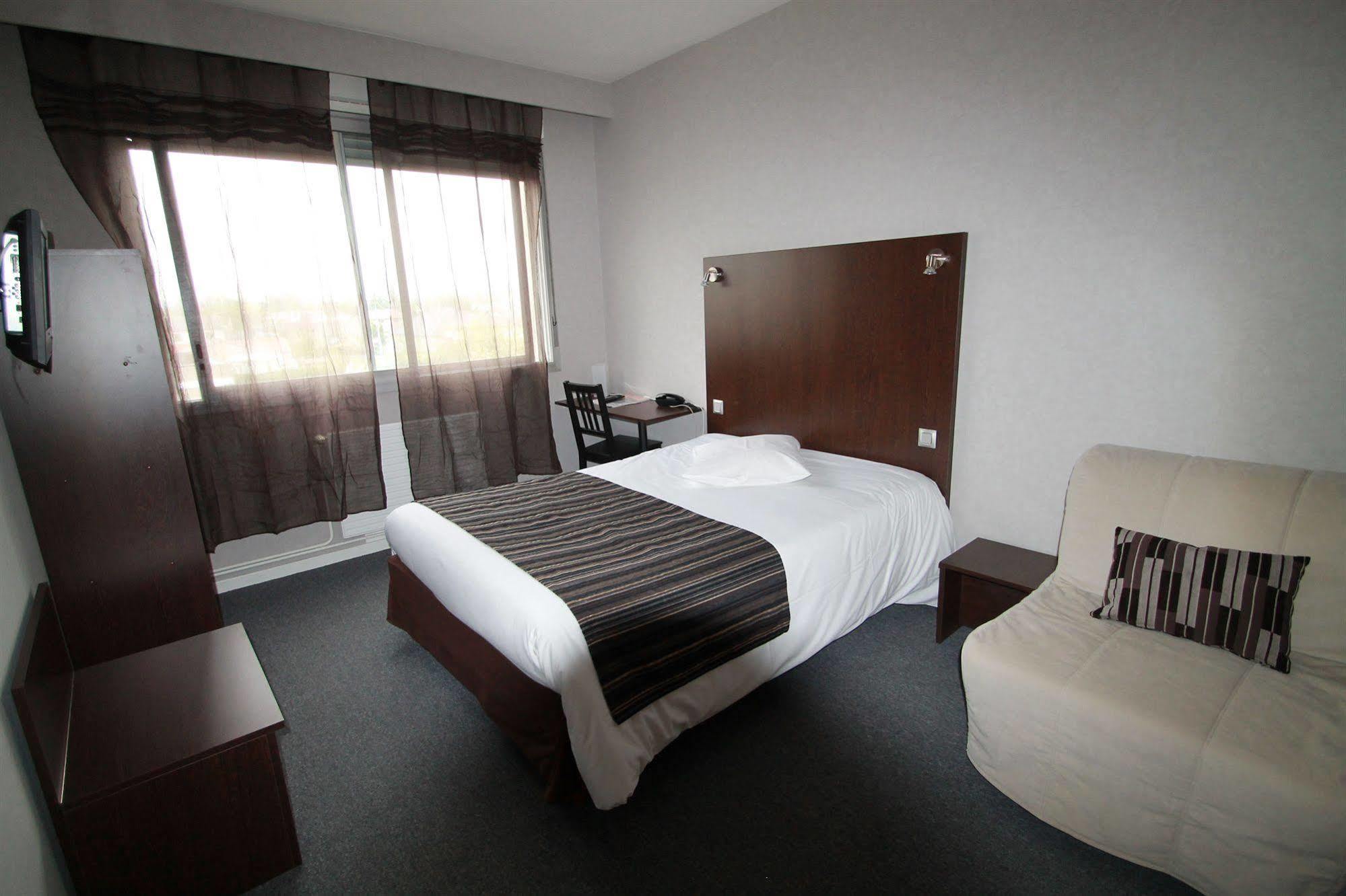 Adonis Lyon Est Hotel Artys Saint-Priest-en-Jarez Exterior foto